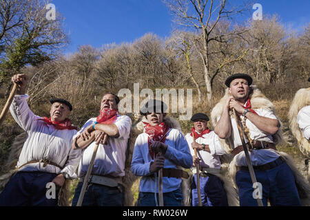 Fresnedo, Cantabria, Espagne. 2e Mar, 2019. Les participants du carnaval de la vallée de Soba chanter ''Las Marzas'', une chanson traditionnelle des villages ruraux. Credit : Celestino Arce Lavin/ZUMA/Alamy Fil Live News Banque D'Images