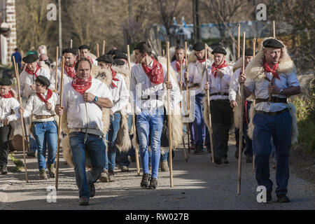 Fresnedo, Cantabria, Espagne. 2e Mar, 2019. Les participants du carnaval de la vallée de Soba courir à travers les villages ruraux avec leurs vêtements traditionnels. Credit : Celestino Arce Lavin/ZUMA/Alamy Fil Live News Banque D'Images