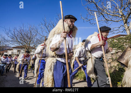 Fresnedo, Cantabria, Espagne. 2e Mar, 2019. Les participants du carnaval de la vallée de Soba courir à travers les villages ruraux avec leurs vêtements traditionnels et un bâton en bois. Credit : Celestino Arce Lavin/ZUMA/Alamy Fil Live News Banque D'Images