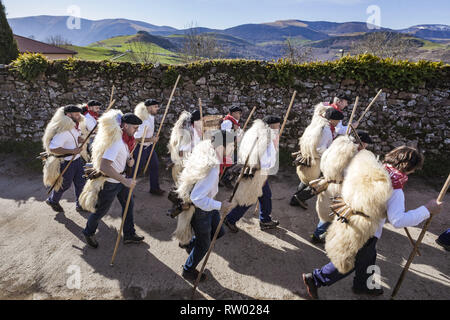 Fresnedo, Cantabria, Espagne. 2e Mar, 2019. Les participants du carnaval de la vallée de Soba courir à travers les villages ruraux avec leurs vêtements traditionnels et pendu cloches de vache sur le dos. Credit : Celestino Arce Lavin/ZUMA/Alamy Fil Live News Banque D'Images