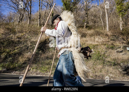 Fresnedo, Cantabria, Espagne. 2e Mar, 2019. Participant de la vallée de Soba carnival court avec hunged cloches de vache et d'un bâtonnet de bois à proximité d'un village rural Credit : Celestino Arce Lavin/ZUMA/Alamy Fil Live News Banque D'Images