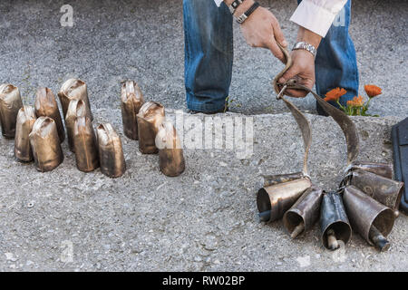 Fresnedo, Cantabria, Espagne. 2e Mar, 2019. Un homme prépare les cloches des vaches utilisées par les participants à la vallée de Soba traditionnel carnaval, Espagne. Credit : Celestino Arce Lavin/ZUMA/Alamy Fil Live News Banque D'Images