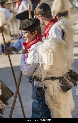 Fresnedo, Cantabria, Espagne. 2e Mar, 2019. Participant de la vallée de Soba carnival avec ses costumes traditionnels, les moutons peaux et cloches de vache pendue dans l'arrière Crédit : Celestino Arce Lavin/ZUMA/Alamy Fil Live News Banque D'Images