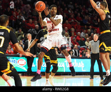 3 mars, 2019 ; Western Kentucky Hilltoppers guard Lamonte Bearden (1) passe le ballon contre le Departement Golden Eagles pendant un match de basket-ball collégial entre le So. Mlle l'Aigle royal et l'ouest du Kentucky Hilltoppers de E. A. Diddle Arena à Bowling Green, KY (Obligatoire Crédit Photo : Steve Roberts/Cal Sport Media) Banque D'Images