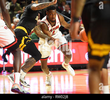 3 mars, 2019 ; Western Kentucky Hilltoppers guard Josh Anderson (4) DRIBBLE contre le Departement Golden Eagles pendant un match de basket-ball collégial entre le So. Mlle l'Aigle royal et l'ouest du Kentucky Hilltoppers de E. A. Diddle Arena à Bowling Green, KY (Obligatoire Crédit Photo : Steve Roberts/Cal Sport Media) Banque D'Images