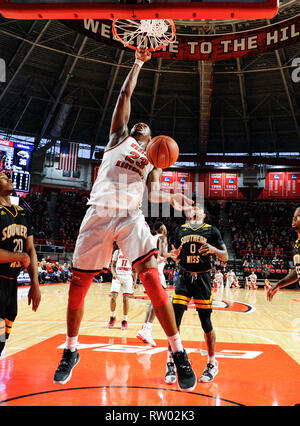 3 mars, 2019 ; Western Kentucky Hilltoppers centre Charles Bassey (23) claque la balle contre le Departement Golden Eagles pendant un match de basket-ball collégial entre le So. Mlle l'Aigle royal et l'ouest du Kentucky Hilltoppers de E. A. Diddle Arena à Bowling Green, KY (Obligatoire Crédit Photo : Steve Roberts/Cal Sport Media) Banque D'Images