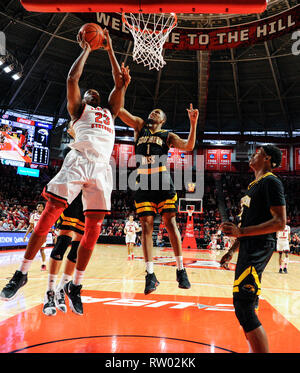 3 mars, 2019 ; Western Kentucky Hilltoppers centre Charles Bassey (23) définit la balle contre le Departement Golden Eagles pendant un match de basket-ball collégial entre le So. Mlle l'Aigle royal et l'ouest du Kentucky Hilltoppers de E. A. Diddle Arena à Bowling Green, KY (Obligatoire Crédit Photo : Steve Roberts/Cal Sport Media) Banque D'Images