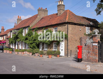 Village traditionnel Anglais Pub avec red post box extérieur Banque D'Images