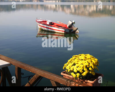 Vue sur le lac orestiada à Kastoria, Grèce. Photo d'un café au bord du lac, dans la belle lumière du jour. Banque D'Images