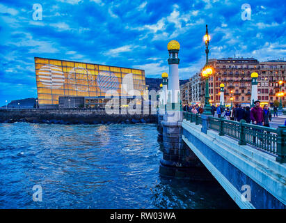 Kursaal Bridge de San Sebastian à la tombée de la nuit avec le Kursaal Palace dans l'arrière-plan. Donostia, Guipuzcoa. Espagne Banque D'Images