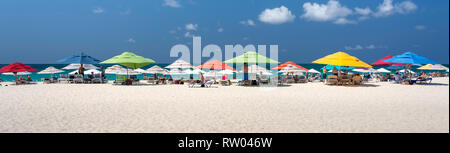 Scène de plage, Eagle Beach, Oranjestad, Aruba, District Îles ABC, Antilles, Caraïbes sous le vent Banque D'Images