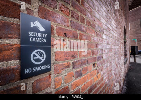 Caméra de sécurité et l'interdiction de fumer sur mur de brique dans DUMBO Brooklyn New York City Banque D'Images