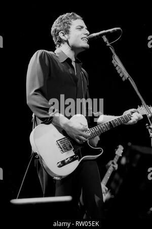 Chanteur, auteur-compositeur et guitariste Jakob Dylan de The Wallflowers est montré sur scène pendant un concert en direct de l'apparence. Banque D'Images