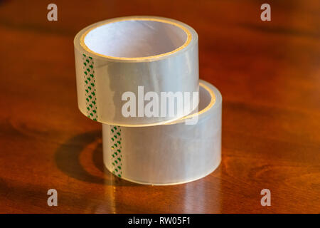 Rouleau de ruban adhésif transparent sur fond de bois Banque D'Images
