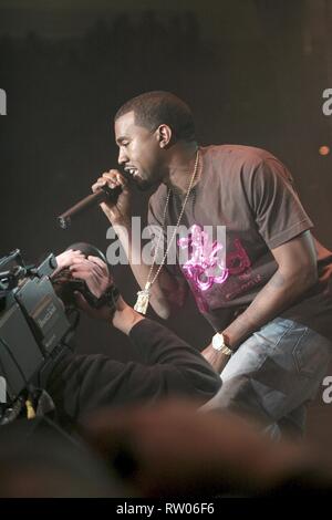 Rappeur, chanteur et producteur Kanye West est montré sur scène pendant un concert en direct de l'apparence. Banque D'Images