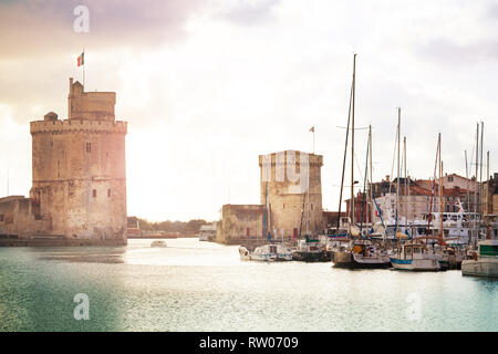 La tour Saint-Nicolas à vannes le port de plaisance de La Rochelle centre-ville Banque D'Images