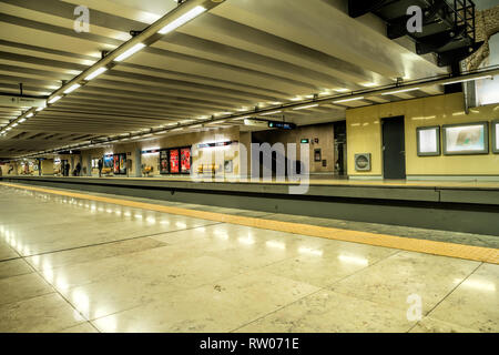 Métro de Lisbonne (Metropolitano de Lisboa) gare à l'aéroport de Portela . La station est située à l'extrémité de l'lineky rouge Banque D'Images