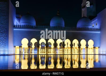 ABU DHABI, ÉMIRATS ARABES UNIS, LE 10 JANVIER 2019 : Belle Vue de nuit sur la partie droite de la Grande Mosquée de Sheikh Zayed Banque D'Images