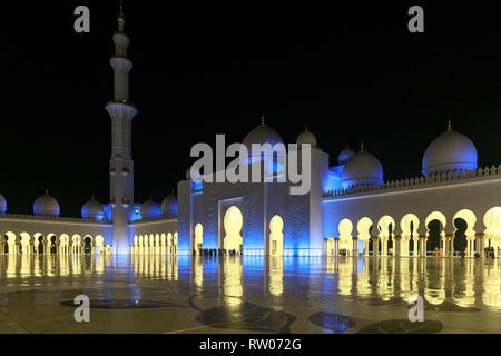 ABU DHABI, ÉMIRATS ARABES UNIS, LE 10 JANVIER 2019 : Magnifique vue sur l'intérieur de la mosquée, magnifiquement illuminés avec lumière bleue dans la soirée Banque D'Images
