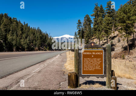 Sierra Blanca pic dans les montagnes Sacramento sur la réserve indienne apache Mescalero, New Mexico, USA. Banque D'Images