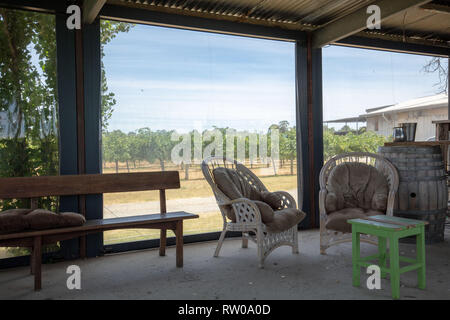 Invitant et fauteuils confortables sur un vignoble dans la région de Swan Valley, WA, Australie pour les visiteurs et les touristes la dégustation de plusieurs vins produits par l'entreprise. Banque D'Images