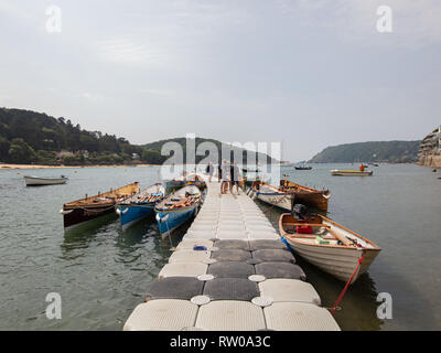 Le concert de Salcombe régate est organisée chaque année à Salcombe. C'est un shot de préparations en cours avant la course. Banque D'Images