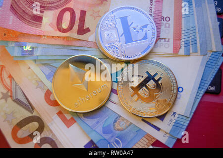 Bitcoin litecoin ethereum et relaxation version de pièces virtuelles sur l'euro la monnaie de papier l'achat et vente concept de monnaie virtuelle Banque D'Images