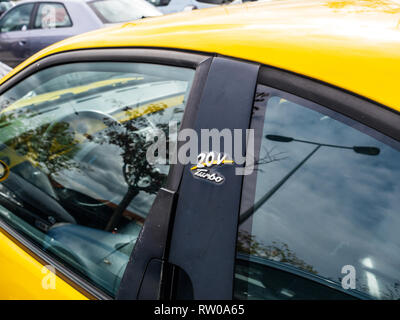 Roppenheim, France - Oct 7, 2017 : Détail de l'insigne sur sport luxury peint jaune Fiat Coupe 20v Turbo dans un parking ouvert Banque D'Images