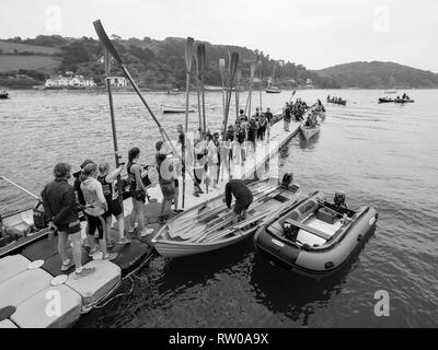 Le concert de Salcombe régate est organisée chaque année à Salcombe. C'est un shot de préparations en cours avant la course. Banque D'Images