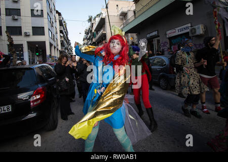 Les personnes sont considérées au cours de danse du 10e Carnaval. Metaxoureio Des milliers de personnes habillées jusqu'à a pris les rues de métro Metaxourgeio à Athènes pour 10ème fois avec musique et danses rempli de Metaxourgeio matin jusqu'à tard dans la nuit. Banque D'Images