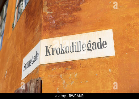 Krokodillegade ('Rue Crocodile'), rue peint signe sur mur jaune, Nyboder, Copenhague, Danemark Banque D'Images