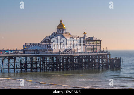 La jetée d''Eastbourne le matin lors d'une journée ensoleillée Banque D'Images