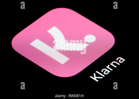 Un gros plan de l'icône de l'application, Klarna comme vu sur l'écran d'un téléphone intelligent (usage éditorial uniquement) Banque D'Images