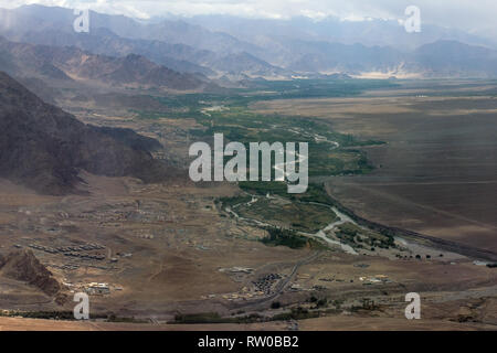 Leh, la vallée de l'Indus, à partir de la hauteur de l'avion, des champs verts le long de la rivière, le Jammu-et-Cachemire, l'Himalaya. Banque D'Images