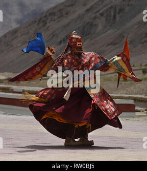 Ancien moine bouddhiste au masque rouge effectue Cham, le Ladakh, le Jammu-et-Cachemire Dance, en Inde. Banque D'Images