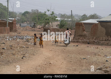 Une photo de l'école les enfants ghanéens marche sur une rue locale après une longue journée à l'école. Banque D'Images