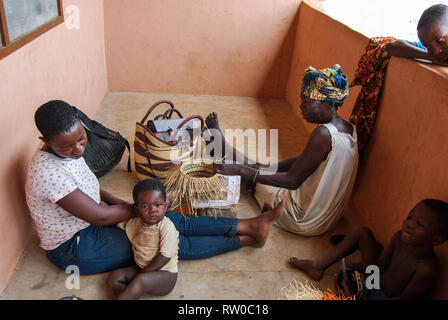 Une photo d'une femme ghanéenne avec un jeune enfant et sa mère rendre célèbre marché de paniers Bolgatanga elephant grass (veta vera) Banque D'Images