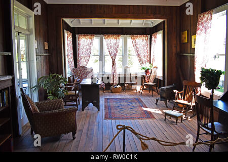 Années 1800 historique salle de séjour avec des meubles d'époque à Shingle Creek Pioneer Village à Kissimmee, Floride, USA Banque D'Images