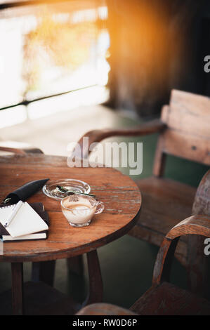 Résumé de la scène et la tasse de café sur la table de bois rustique, ordinateurs portables. Pause café et vous détendre le temps. Travailler à partir de n'importe où. Banque D'Images