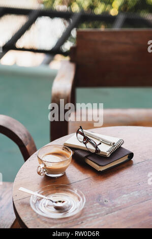 Résumé de la scène et la tasse de café sur la table de bois rustique, ordinateurs portables. Pause café et vous détendre le temps. Travailler à partir de n'importe où. Banque D'Images