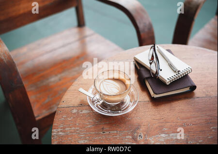 Résumé de la scène et la tasse de café sur la table de bois rustique, ordinateurs portables. Pause café et vous détendre le temps. Travailler à partir de n'importe où. Banque D'Images