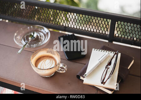 Résumé scène de Coffee cup, ordinateurs portables,et téléphone mobile sur compteur en bois rustique. Pause café et vous détendre le temps. Travailler à partir de n'importe où. Banque D'Images