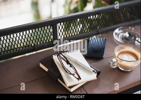 Résumé scène de Coffee cup, ordinateurs portables,et téléphone mobile sur compteur en bois rustique. Pause café et vous détendre le temps. Travailler à partir de n'importe où. Banque D'Images