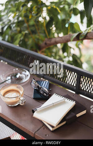 Résumé scène de Coffee cup, ordinateurs portables,et téléphone mobile sur compteur en bois rustique. Pause café et vous détendre le temps. Travailler à partir de n'importe où. Banque D'Images