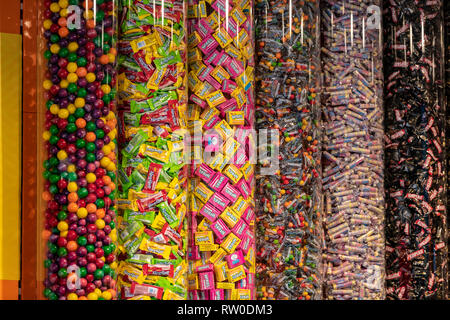 Pays-Bas Gouda, 2017, affiche de bonbons colorés notamment Nerds le bonbon de l'année en 1985. Banque D'Images