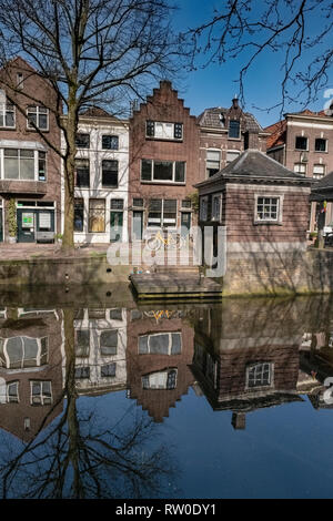 Pays-bas, Gouda, 2017, le célèbre façades de la ville hollandaise de Gouda. Avec ses constructions en brique rouge et de grandes fenêtres. Banque D'Images