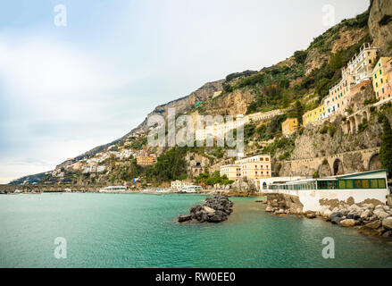 Vue d'Amalfi cityscape sur la ligne de côte de la Méditerranée en hiver, Italie Banque D'Images