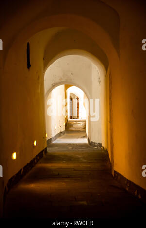 Blanc étroit passage dans la ville d'Amalfi, sur la côte amalfitaine, dans le sud de l'Italie Banque D'Images