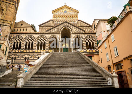 Amalfi, Italie - 03.02.2019 : avis de l'entrée principale de la cathédrale de St Andrea et les étapes menant à elle à Amalfi, Italie Banque D'Images