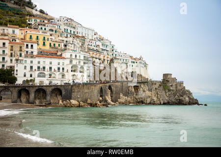 Vue d'Amalfi cityscape sur la ligne de côte de la Méditerranée en hiver, Italie Banque D'Images